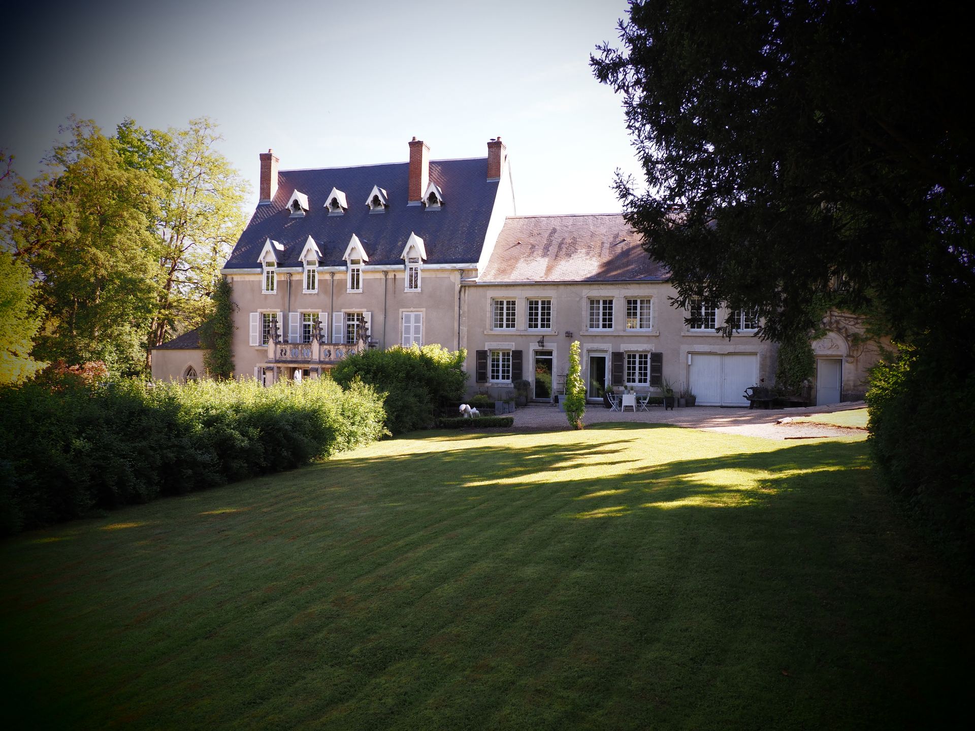 Le manoir et sa pelouse